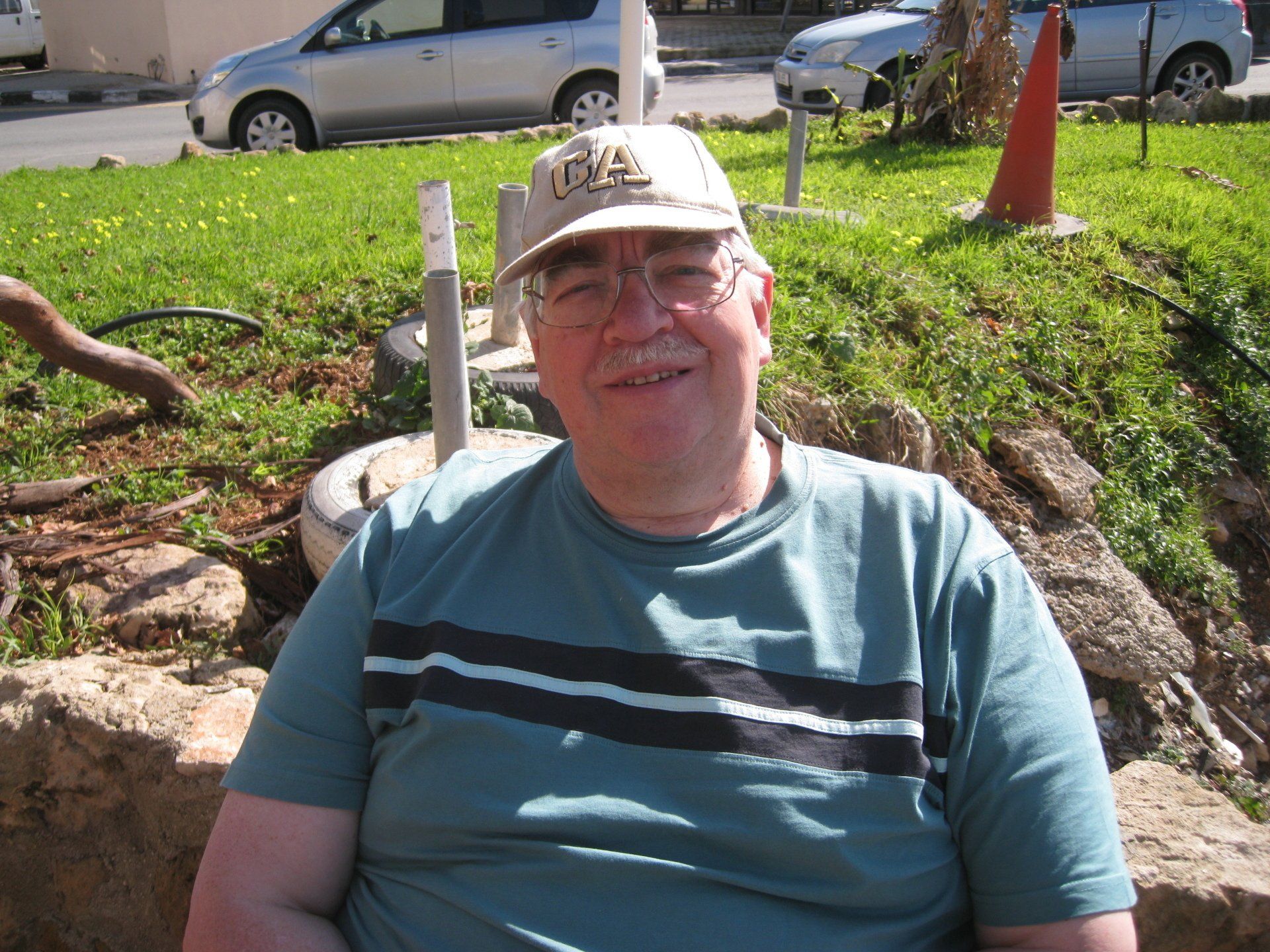 A man wearing a hat with the letter a on it