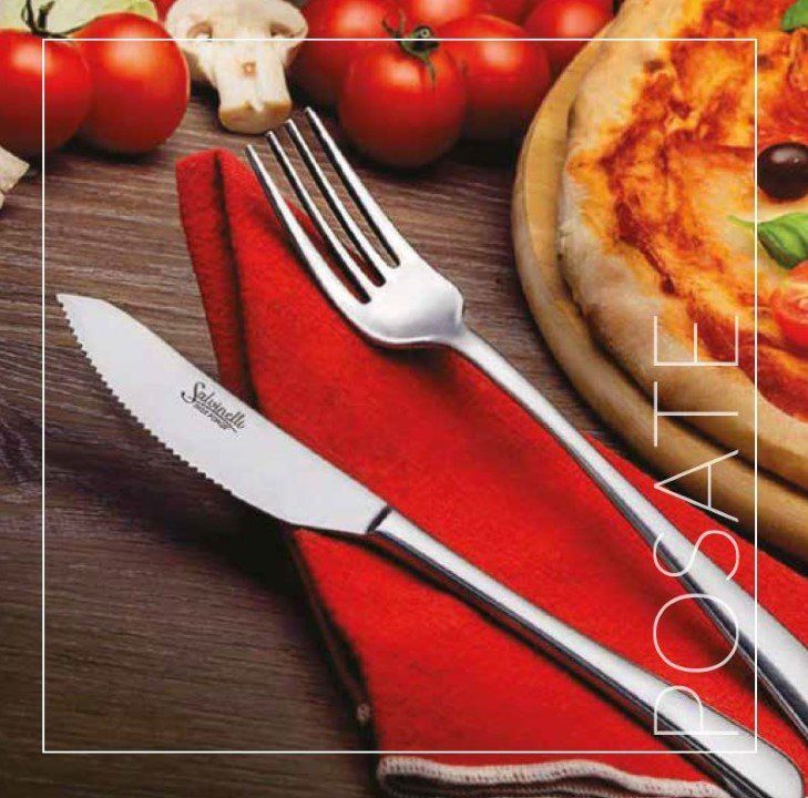 posate su tovagliolo rosso