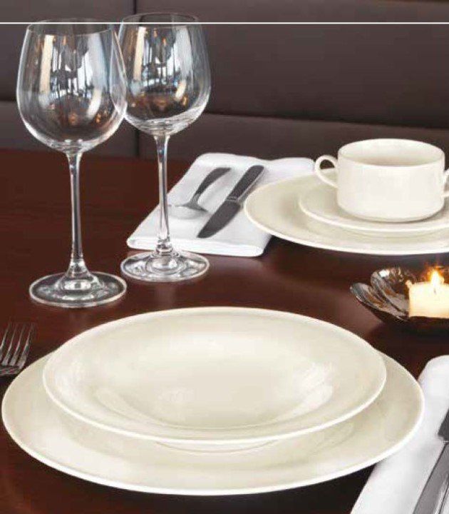 piatti con bicchieri su tavola