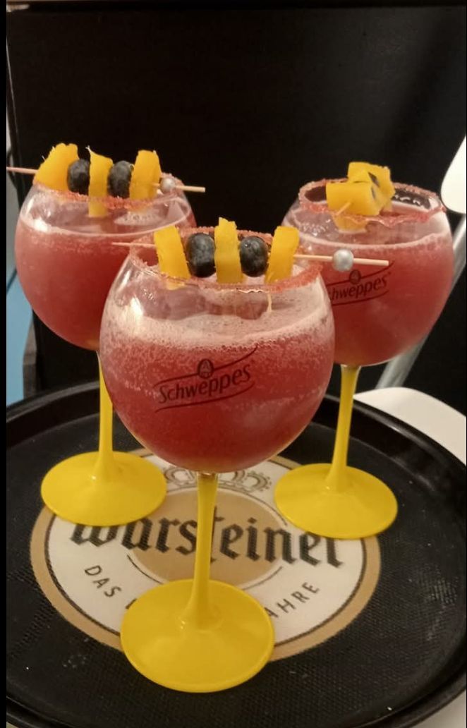 Un plateau de cocktails Schweppes aux tiges jaunes