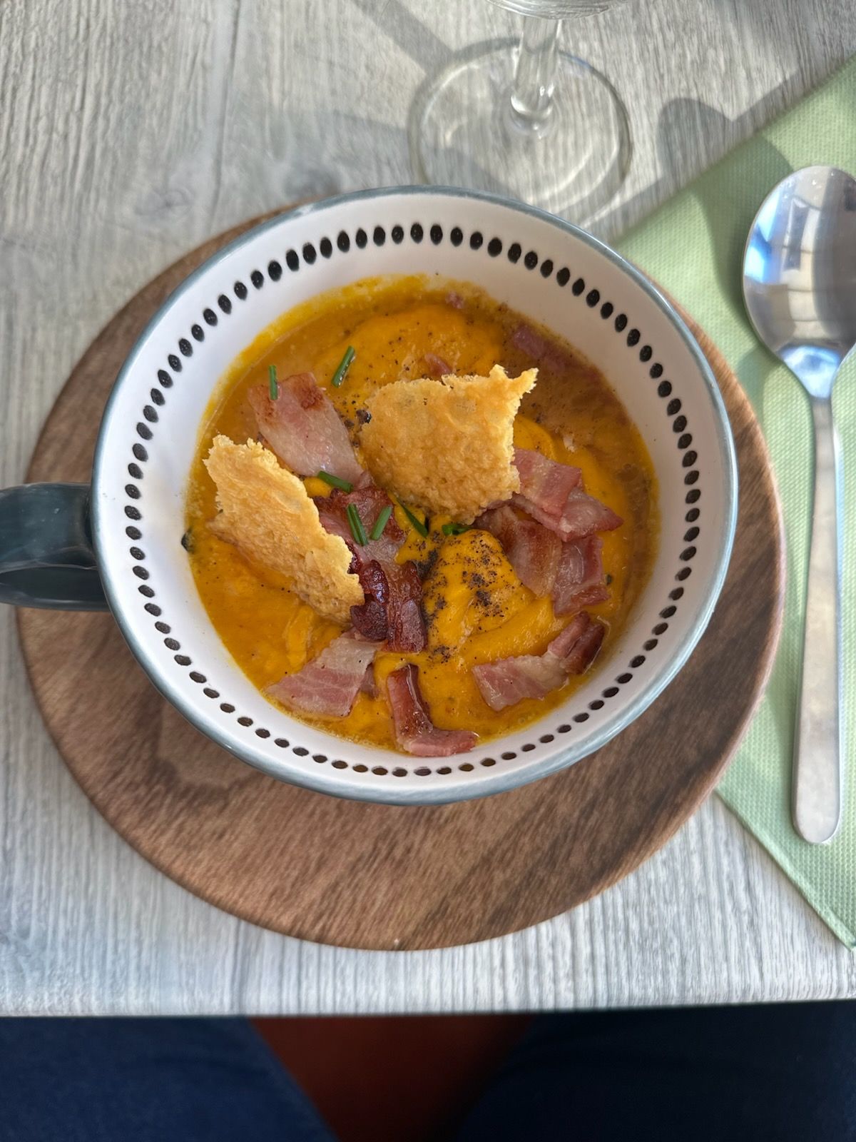 Image du Potage de Légumes Bio de Retz (Potiron, Poitrine Fumée, Tuile Parmesan)