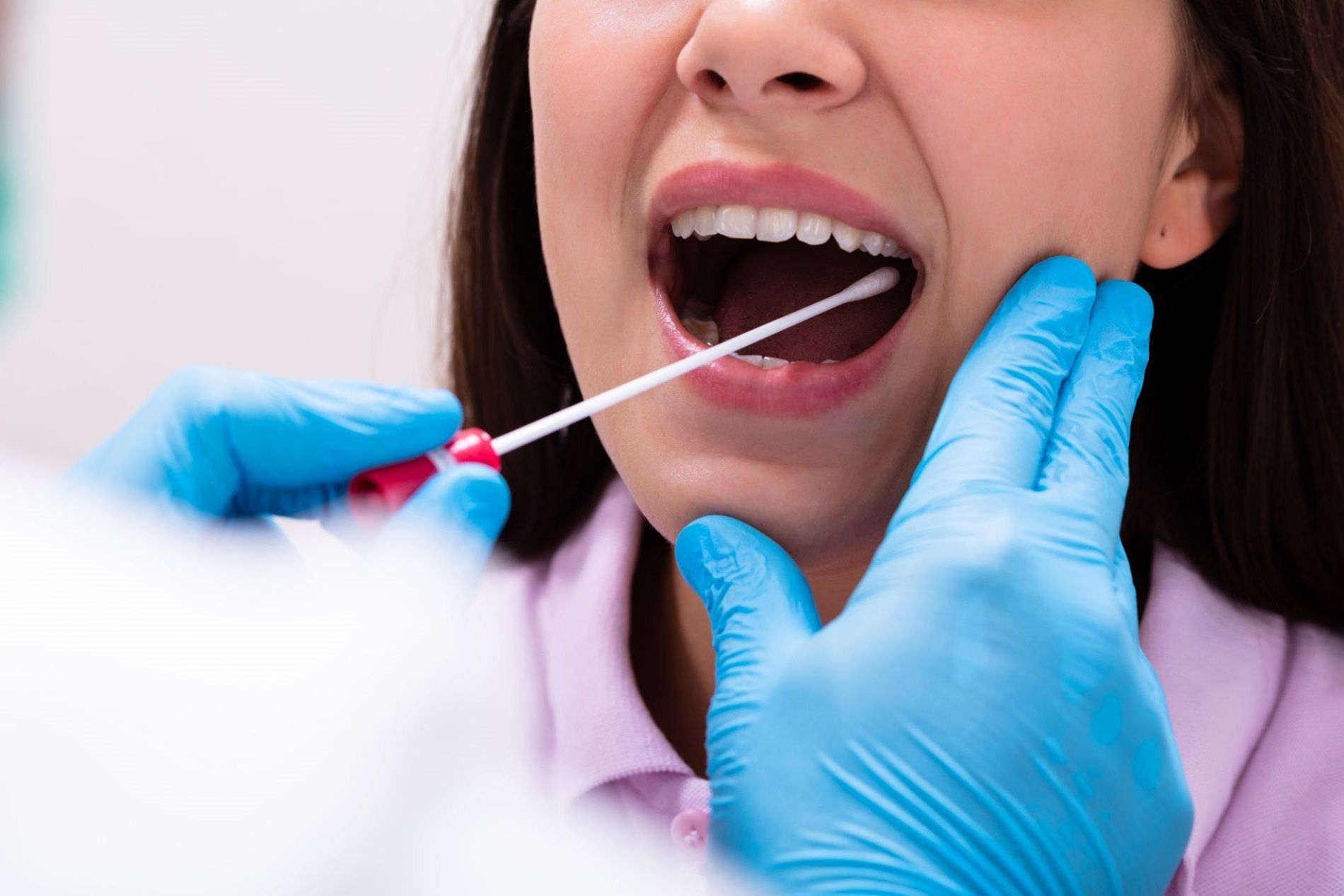 donna a cui viene eseguito un tampone