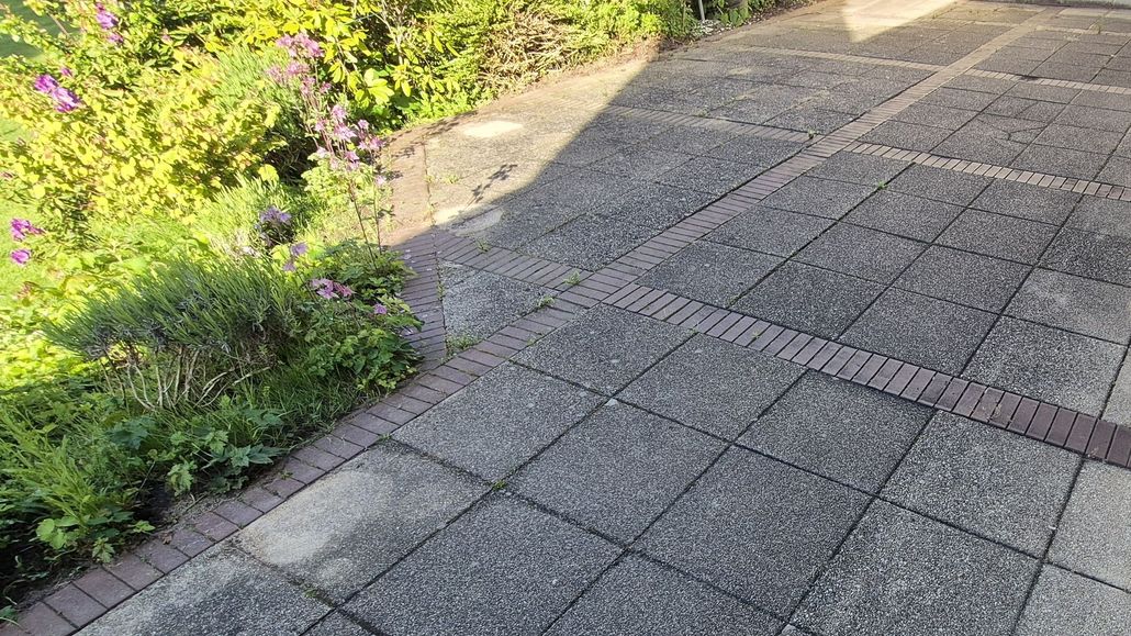 Schmutzige-Terrasse-Enger-Steinreinigung