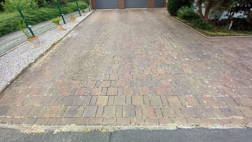 Verschmutzte Hofeinfahrt