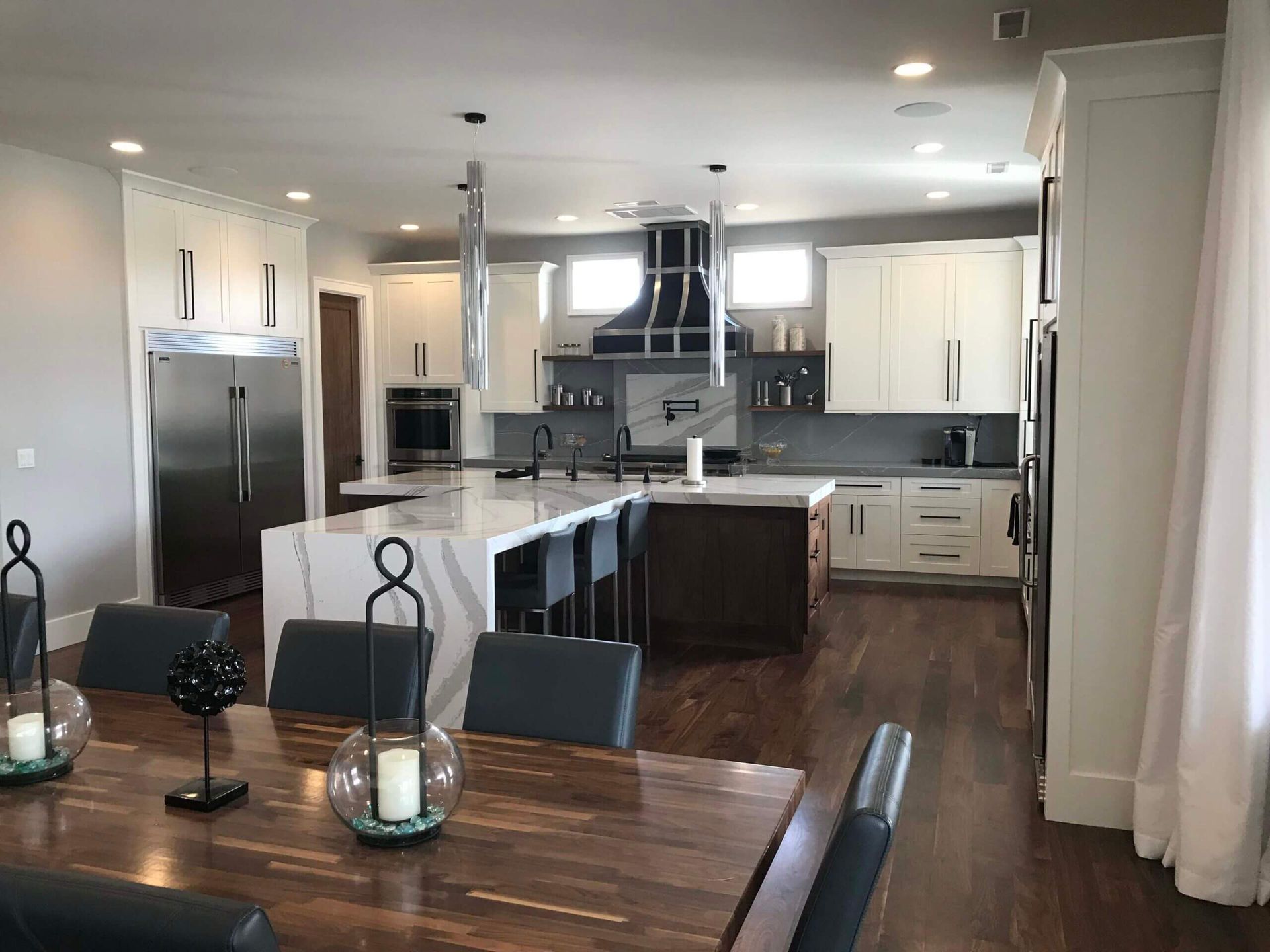 A kitchen and dining room in a house with a table and chairs.
