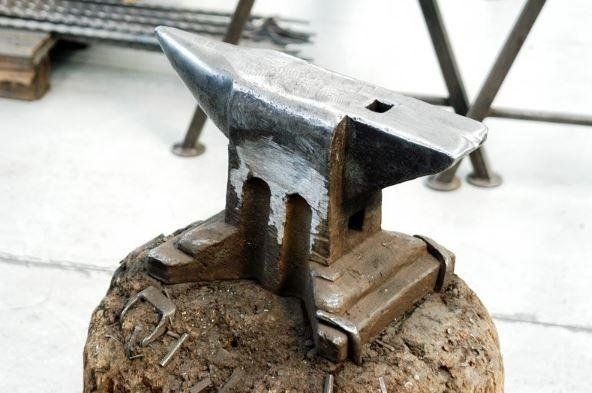 Una piccola incudine è posata in cima a una roccia