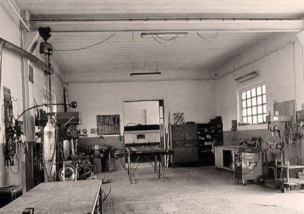 Una foto in bianco e nero di un laboratorio con tanti attrezzi