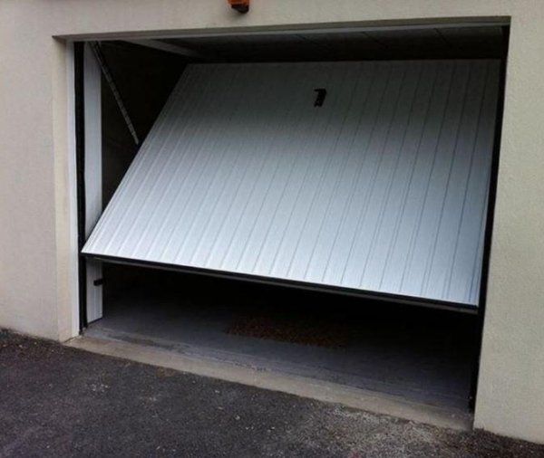 Una porta da garage bianca con sopra il numero 7