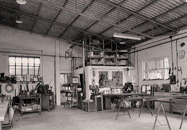 Una foto in bianco e nero di un laboratorio con tanti attrezzi