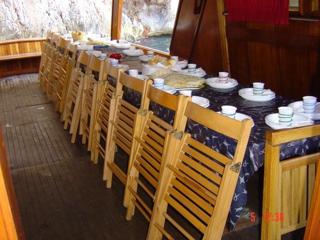 Barca con tavolo da pranzo