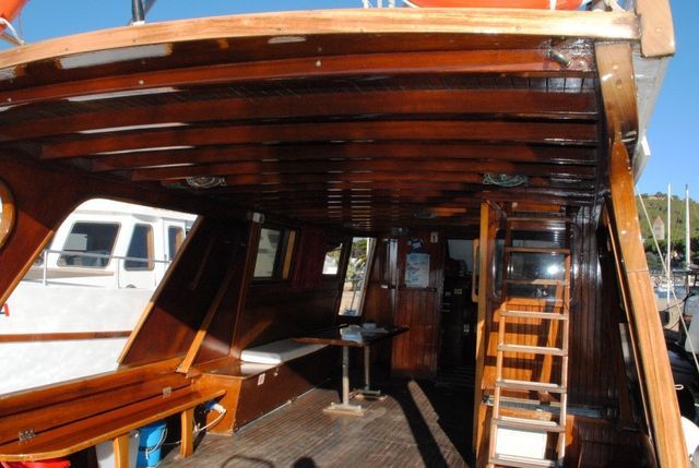 Barca con arredo in legno