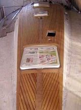 Barca con coperta in teak