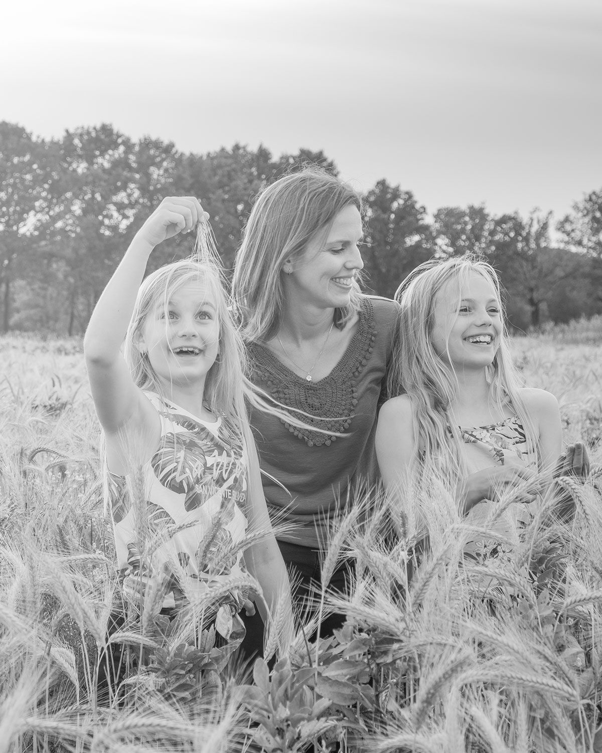 Agnes de Boer met haar twee dochters in een graanveld
