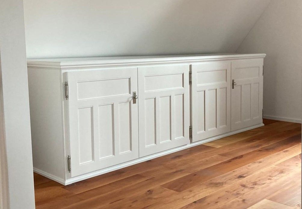 Ein weisses Sideboard aus Holz