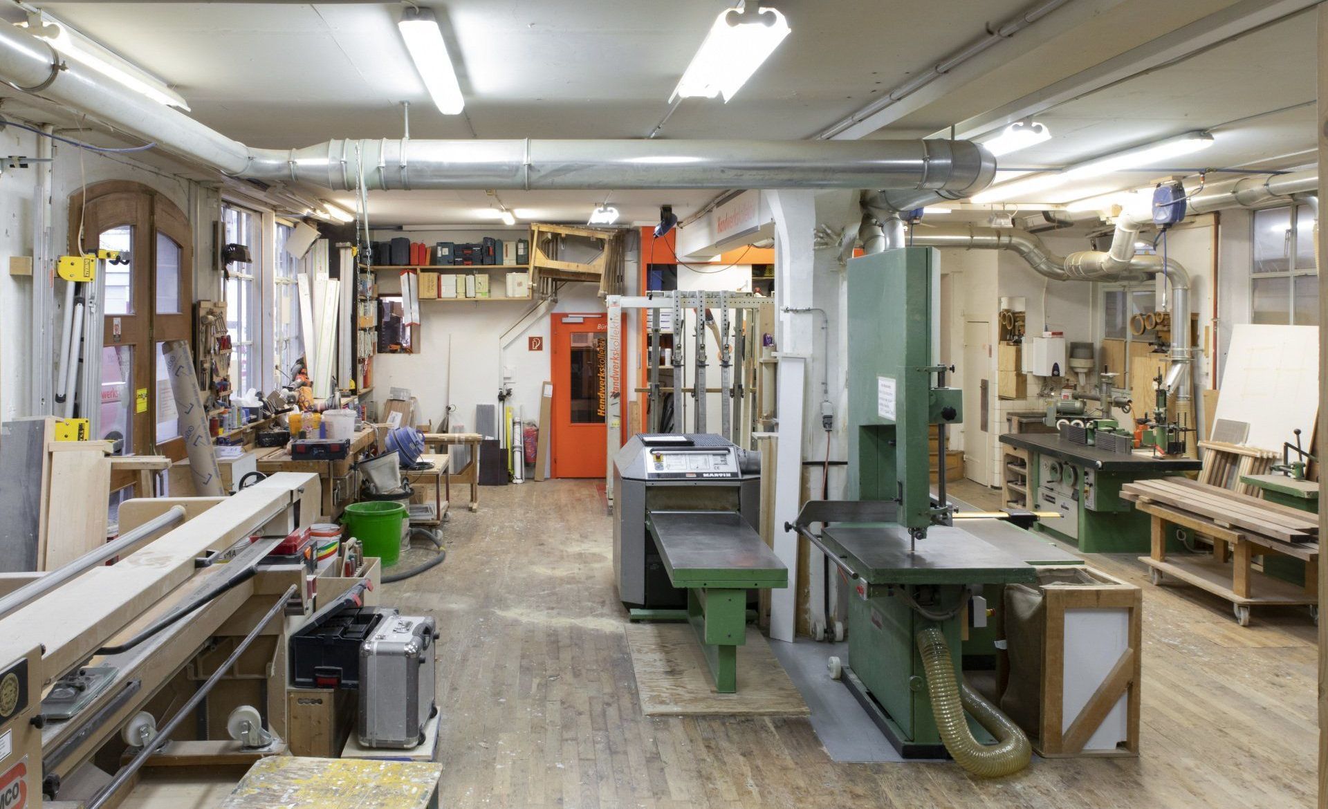 Eine grosse Holzwerkstatt mit vielen Werkzeugen und Maschinen.