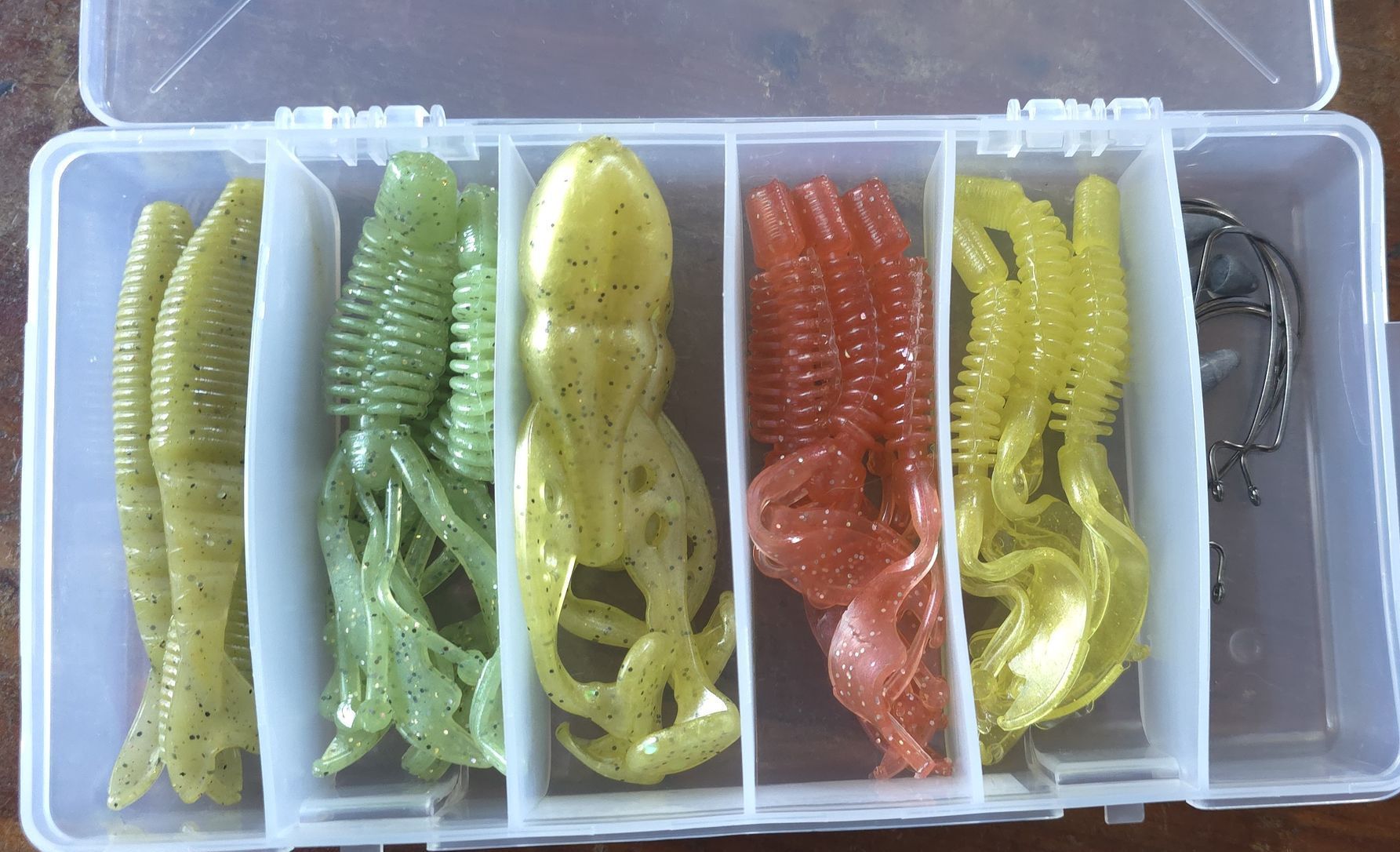 bass tackle box w/hooks