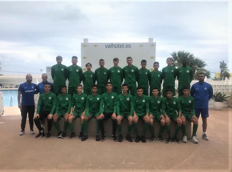 A group of soccer players are posing for a team photo.