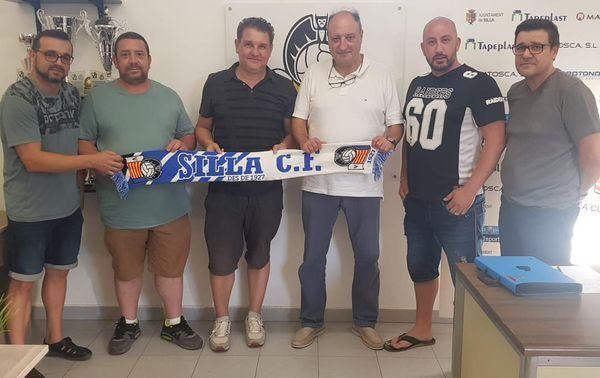 A group of men holding a scarf that says Silla c.f.