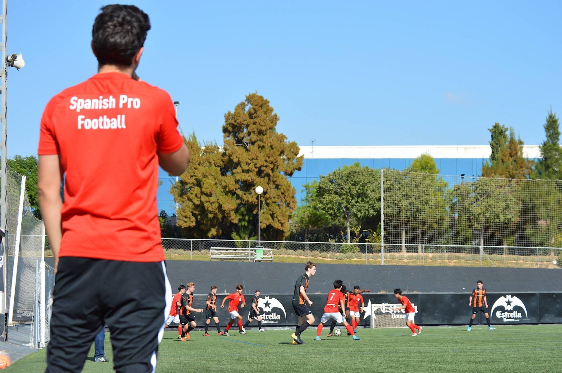 A man wearing a red shirt that says spanish pro football