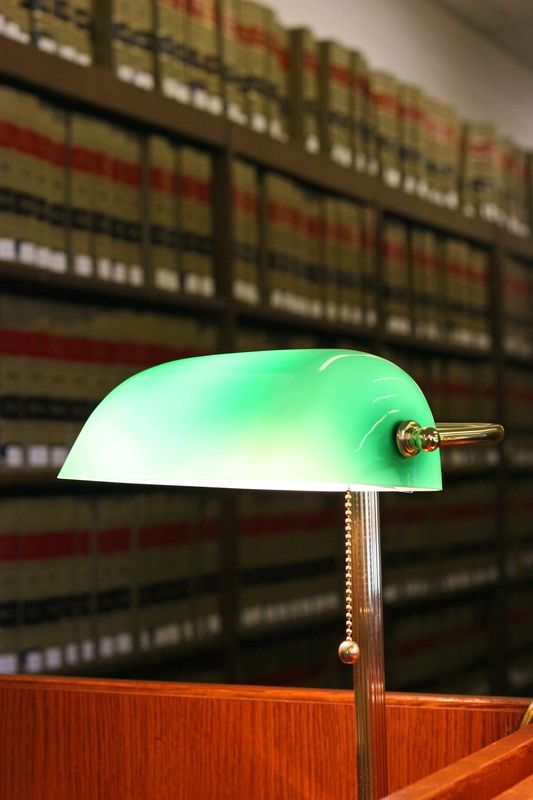 lampada verde Churchill in uno studio legale