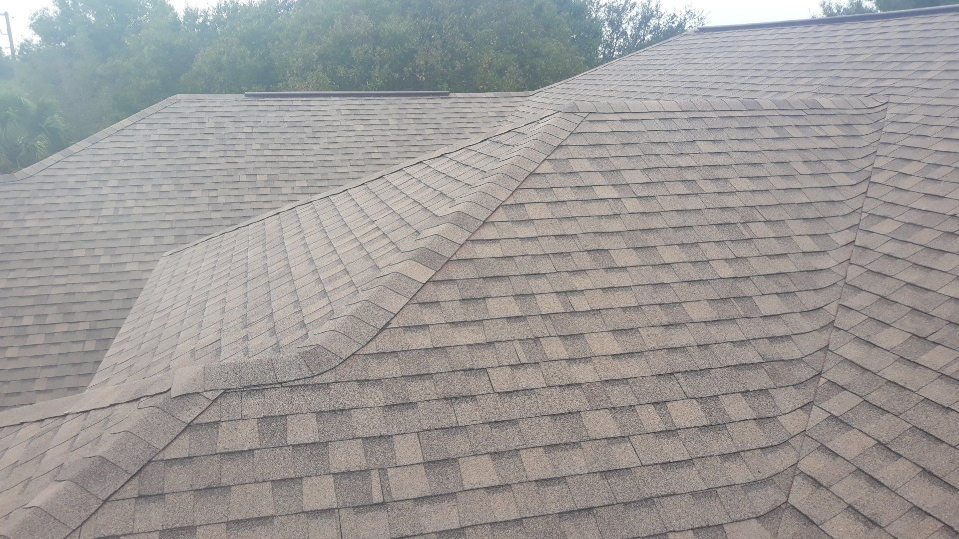 A close up of a roof with a lot of shingles on it