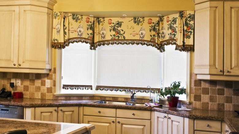 Are Window Valances Outdated or Making a Stylish Comeback?