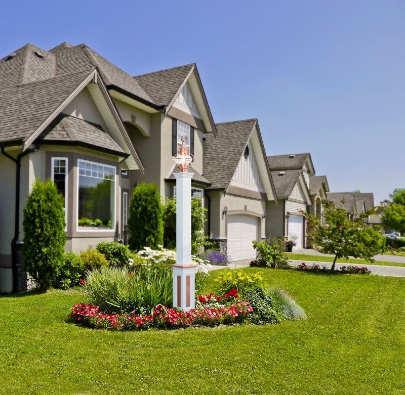 A row of houses are lined up in a residential neighborhood
