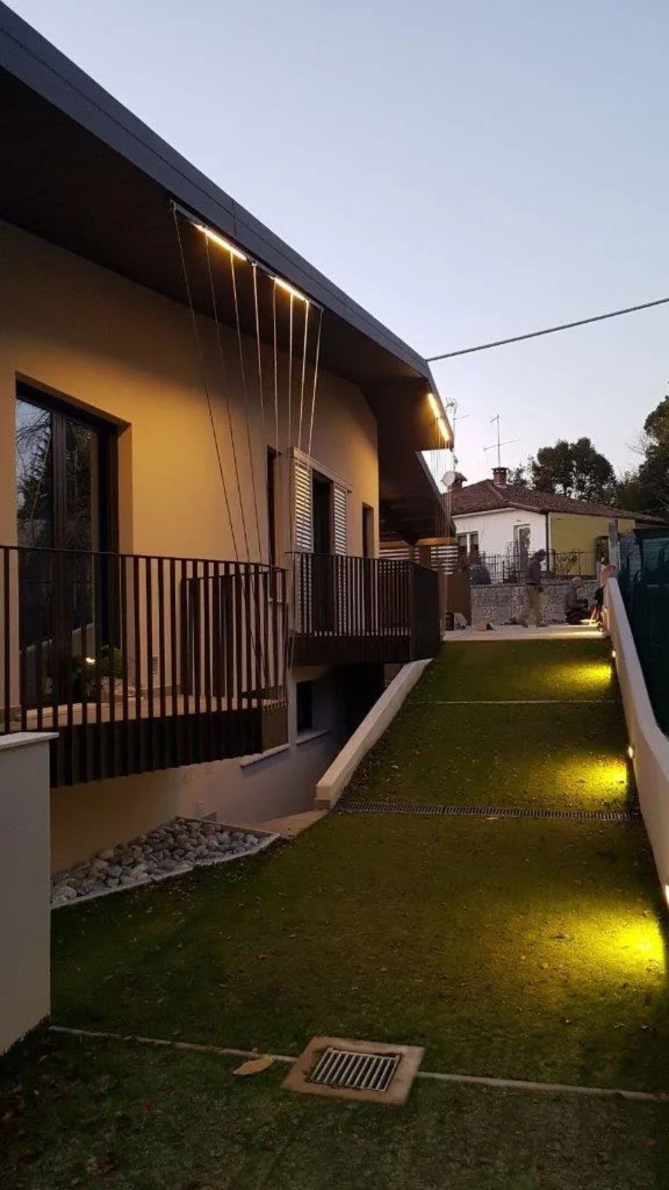 Casa con finestre e persiane