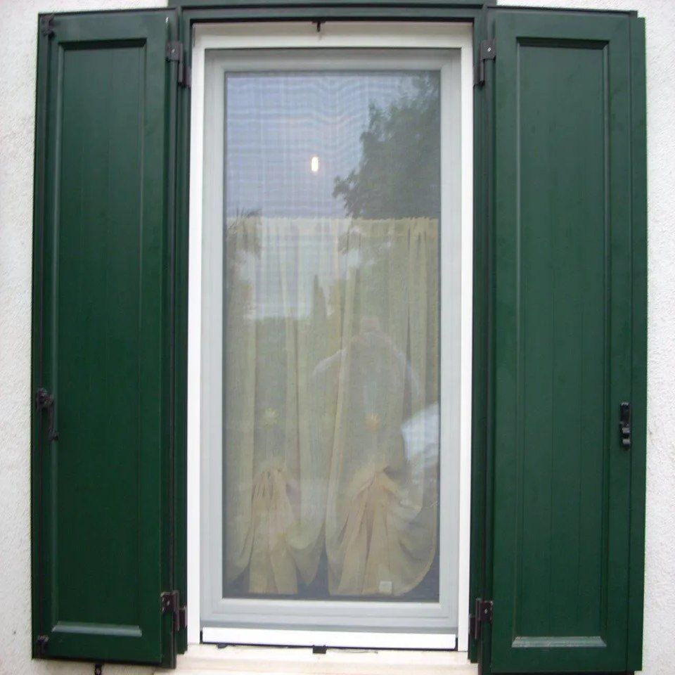 Persiana verde a due ante