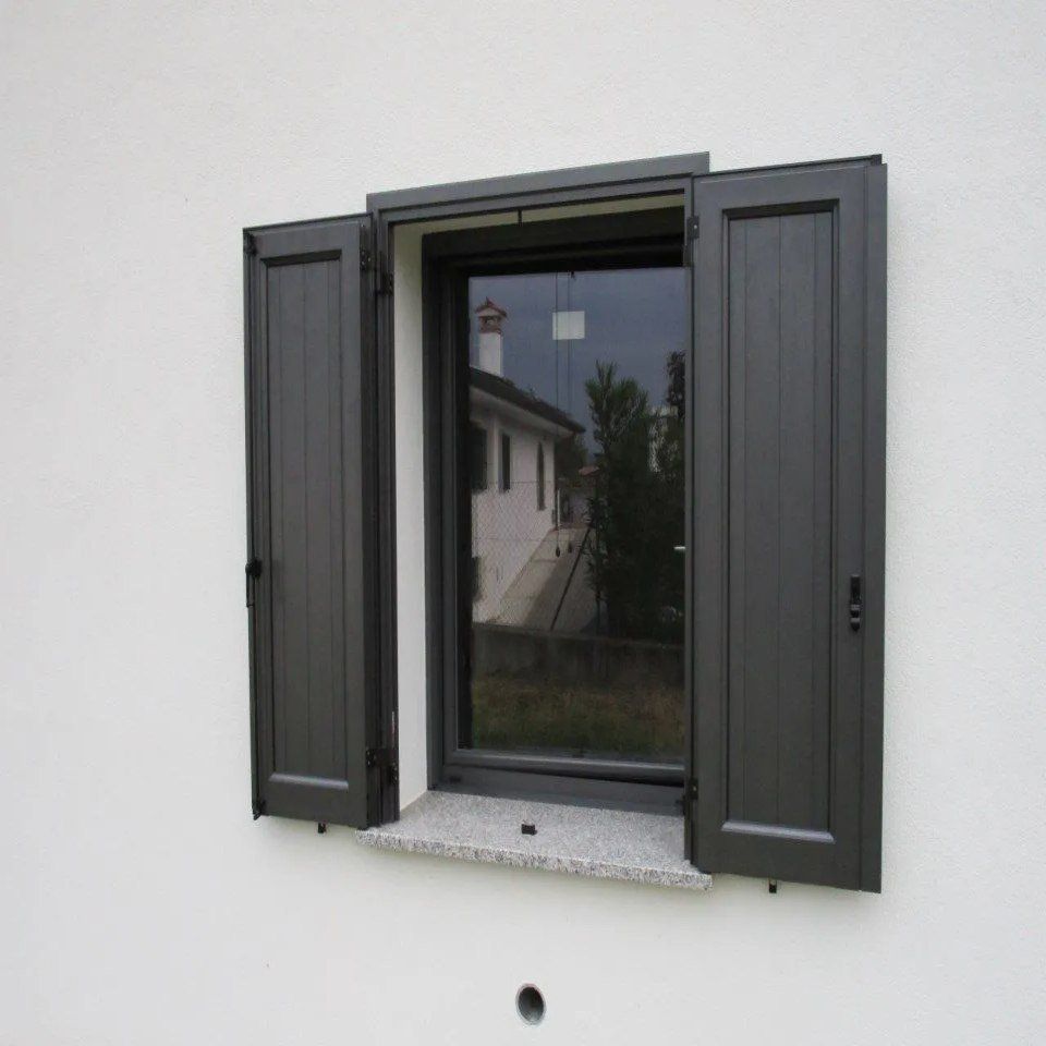 Finestra con persiana grigia