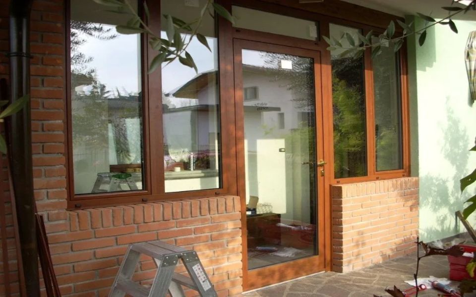 Veranda con porta in legno