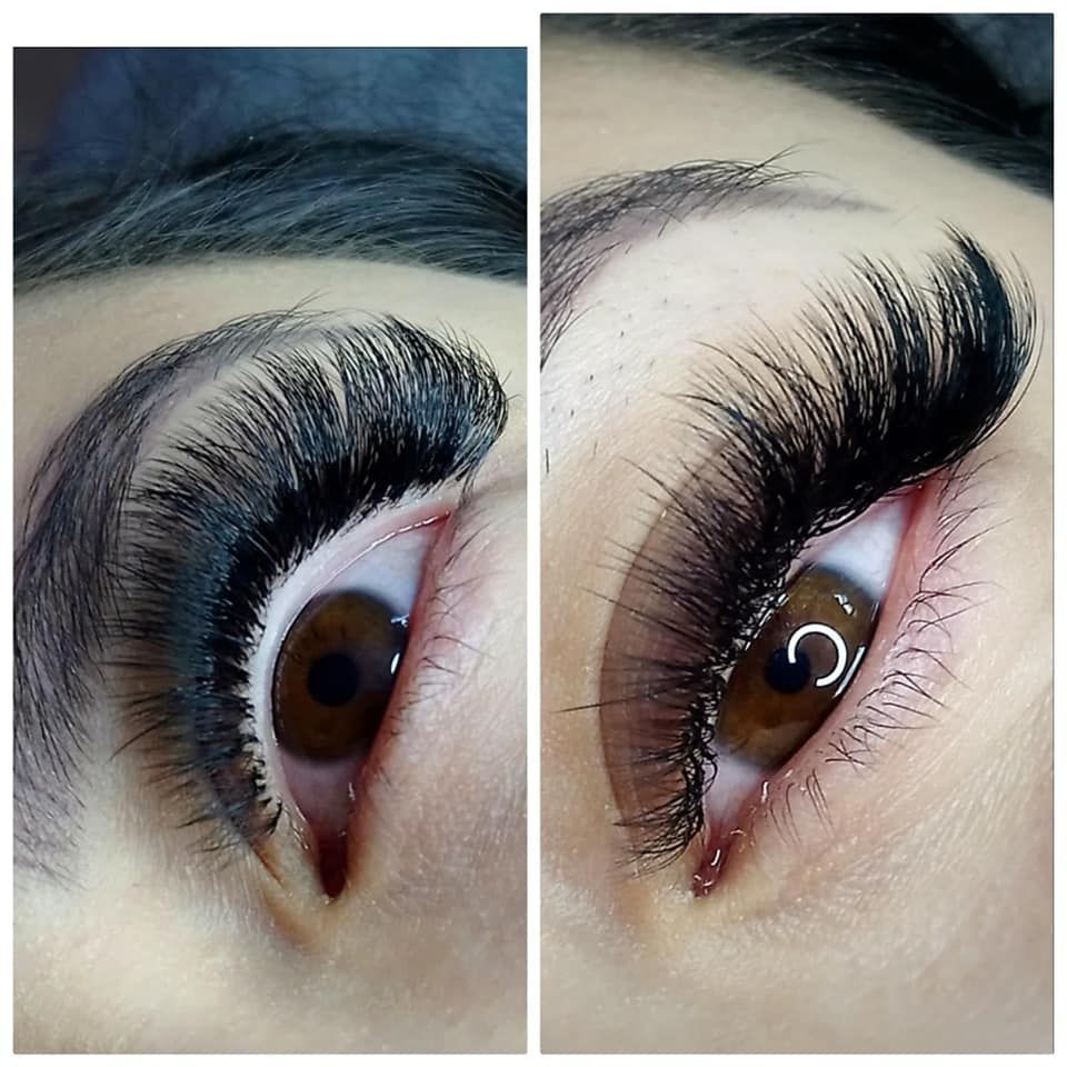 Un primer plano del ojo de una mujer con pestañas largas.