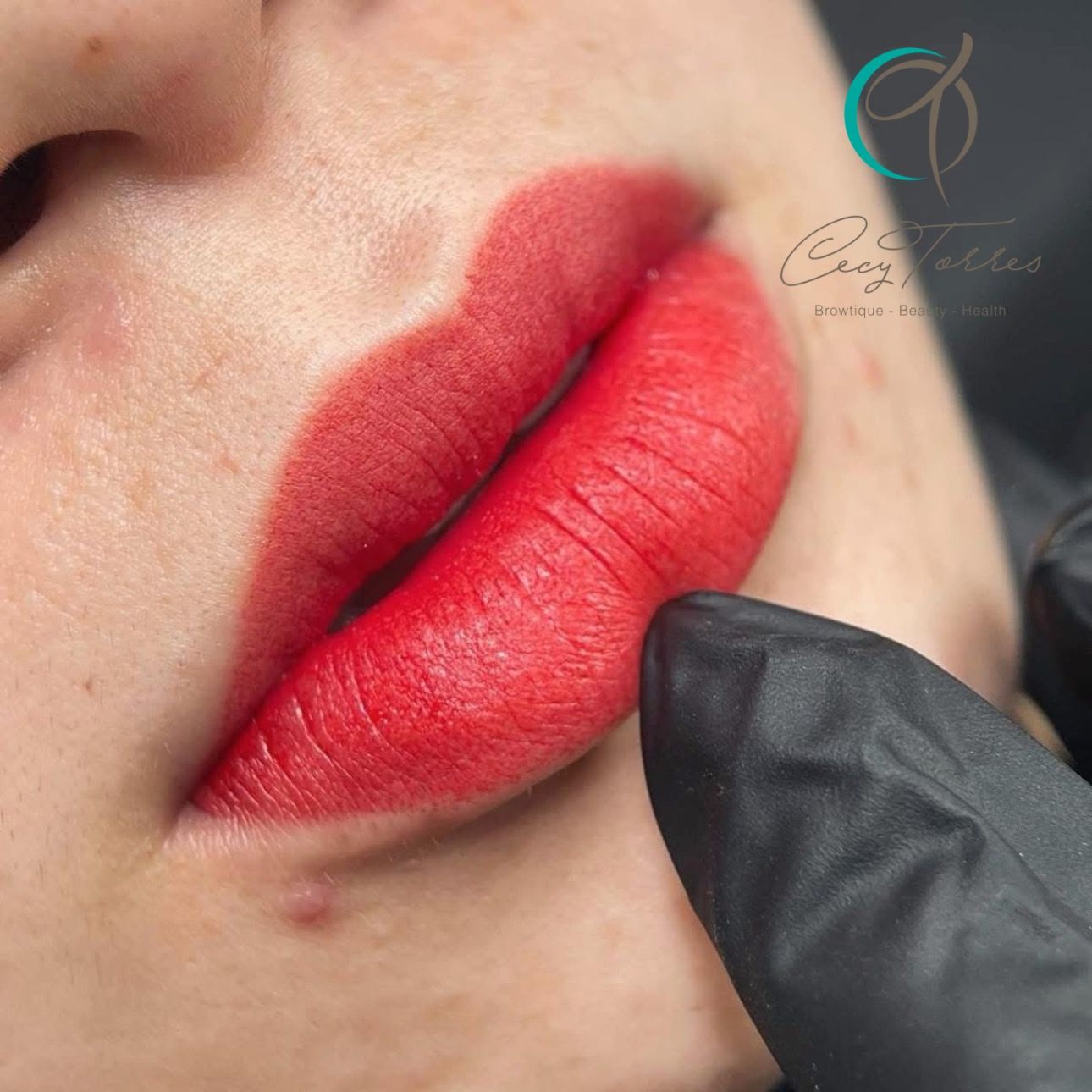 Un primer plano de los labios de una mujer con lápiz labial rojo.