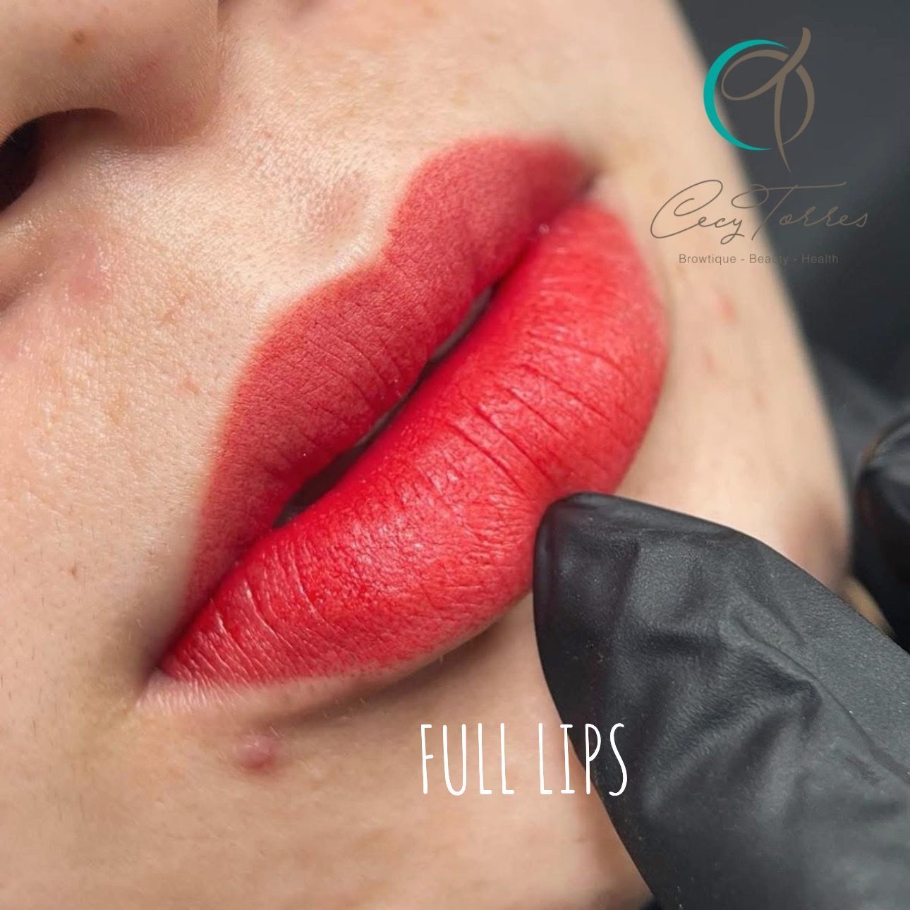 Un primer plano de los labios carnosos de una mujer con lápiz labial rojo.