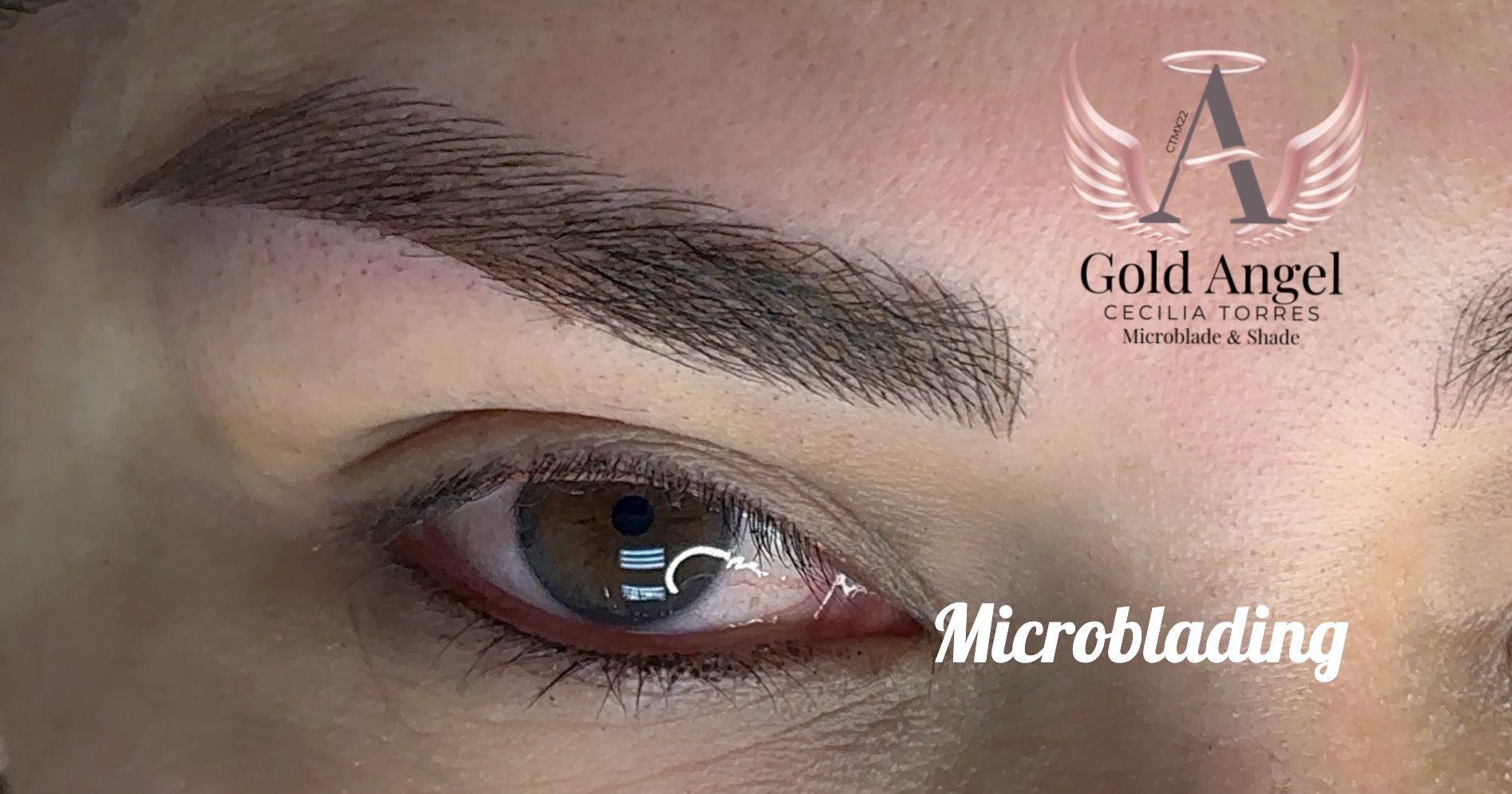 Un primer plano del ojo de una mujer con microblading.