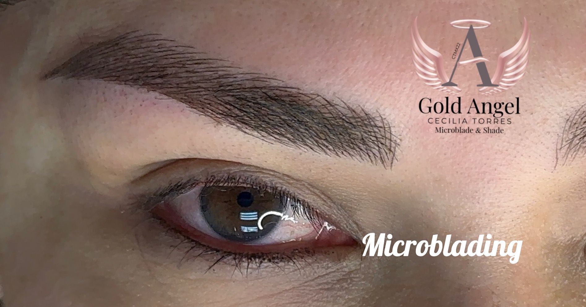 Un primer plano del ojo de una mujer con microblading.