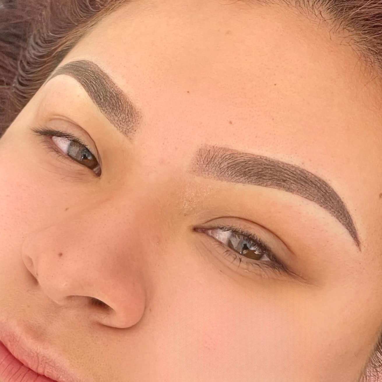 Un primer plano del rostro de una mujer con cejas.