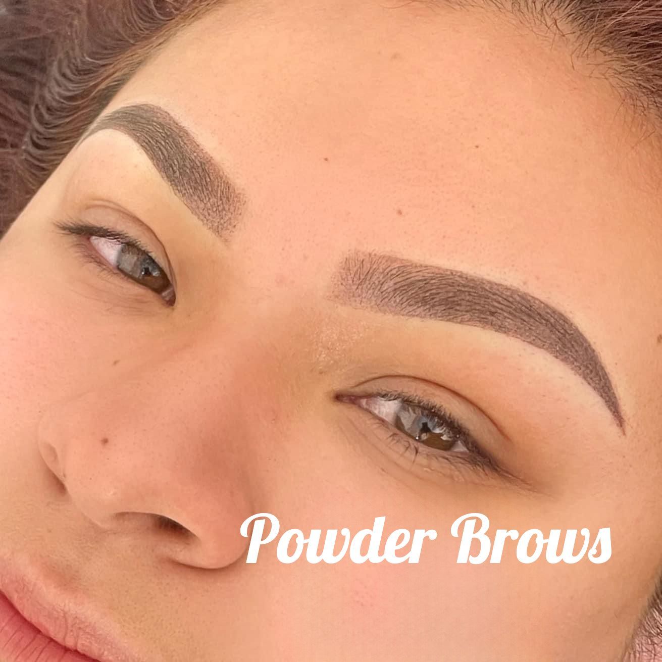 Un primer plano del rostro de una mujer con cejas empolvadas.