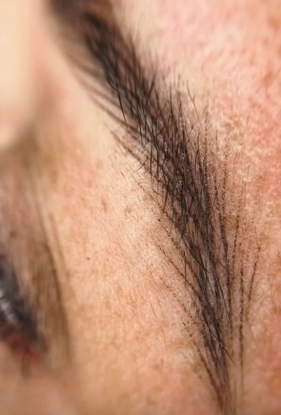 Un primer plano de las cejas y las pestañas de una mujer.