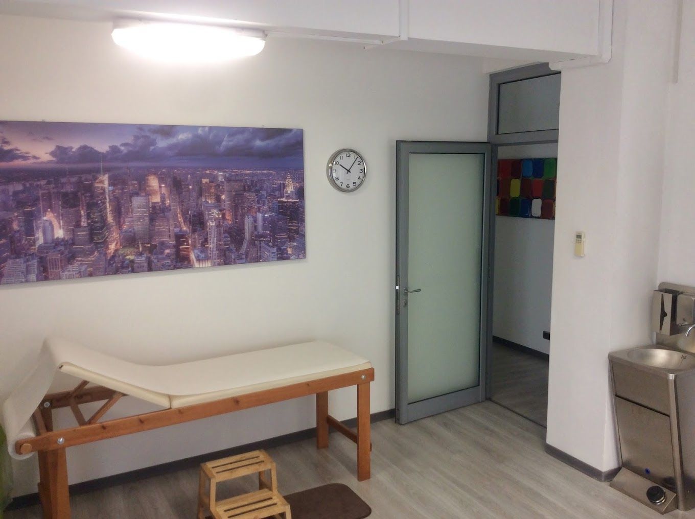 una stanza con un letto e un orologio su un muro