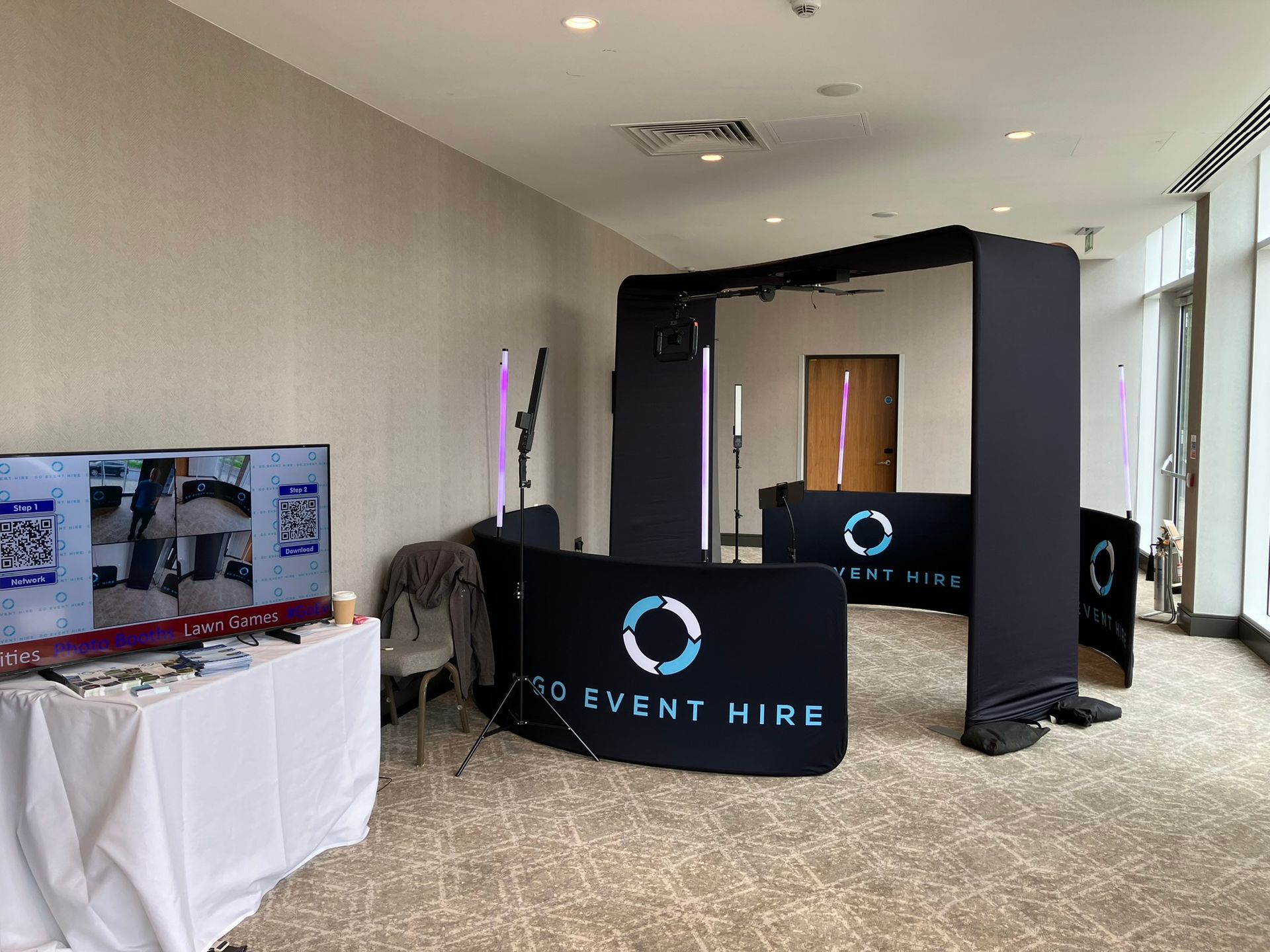 Skylight 360 video booth withcurved backdrops and TV screen