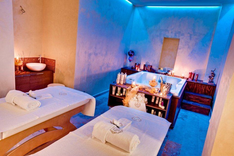 room with jacuzzi and bed for wellness treatments