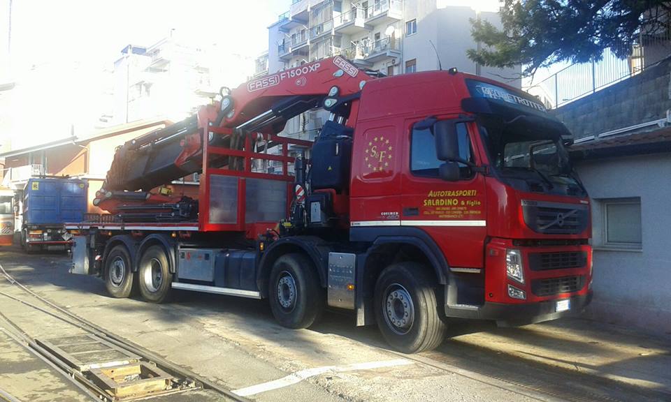 autogru in movimento