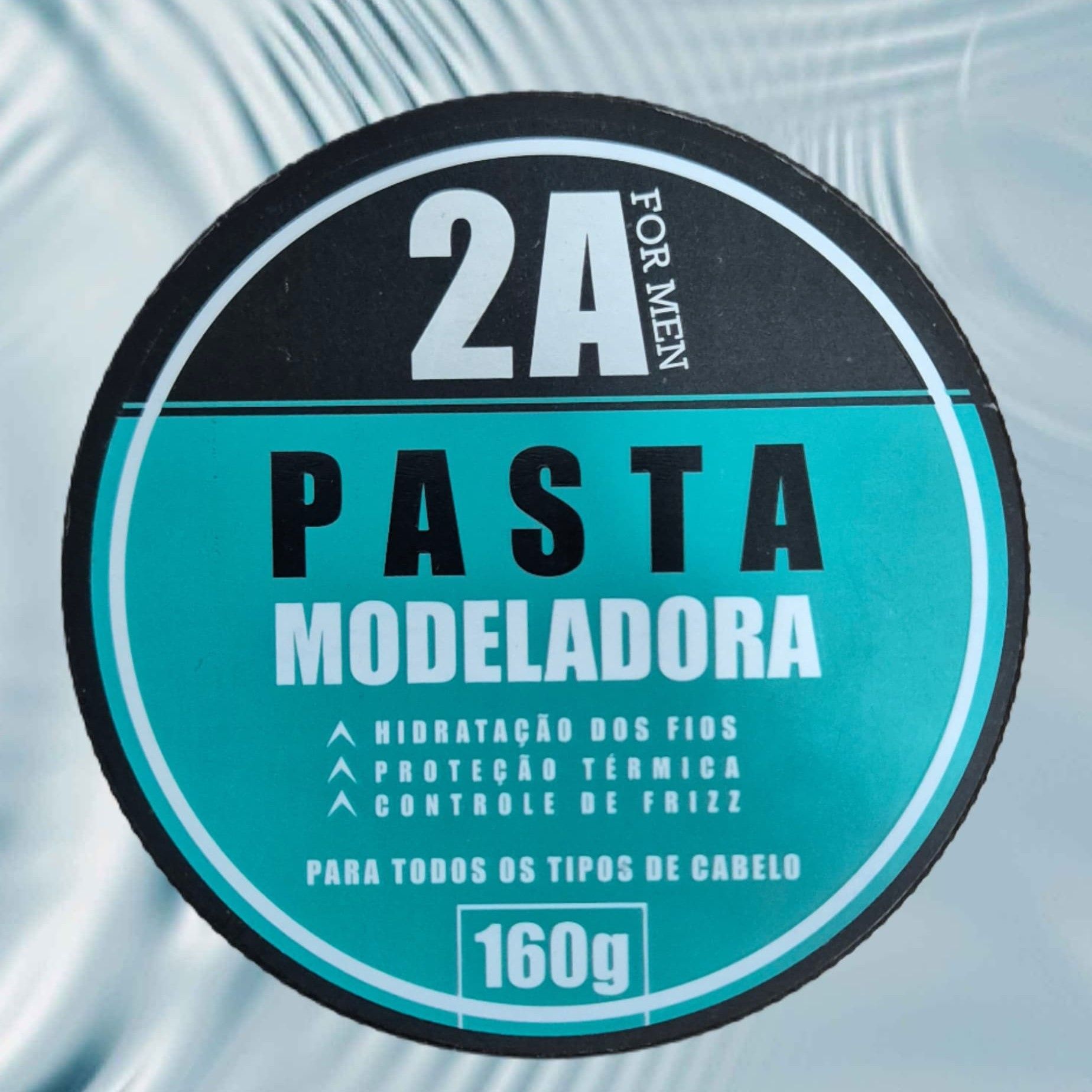Etiqueta redonda para pasta modeladora. Diseño en turquesa y negro con el texto "2A FOR MEN PASTA MODELADORA".