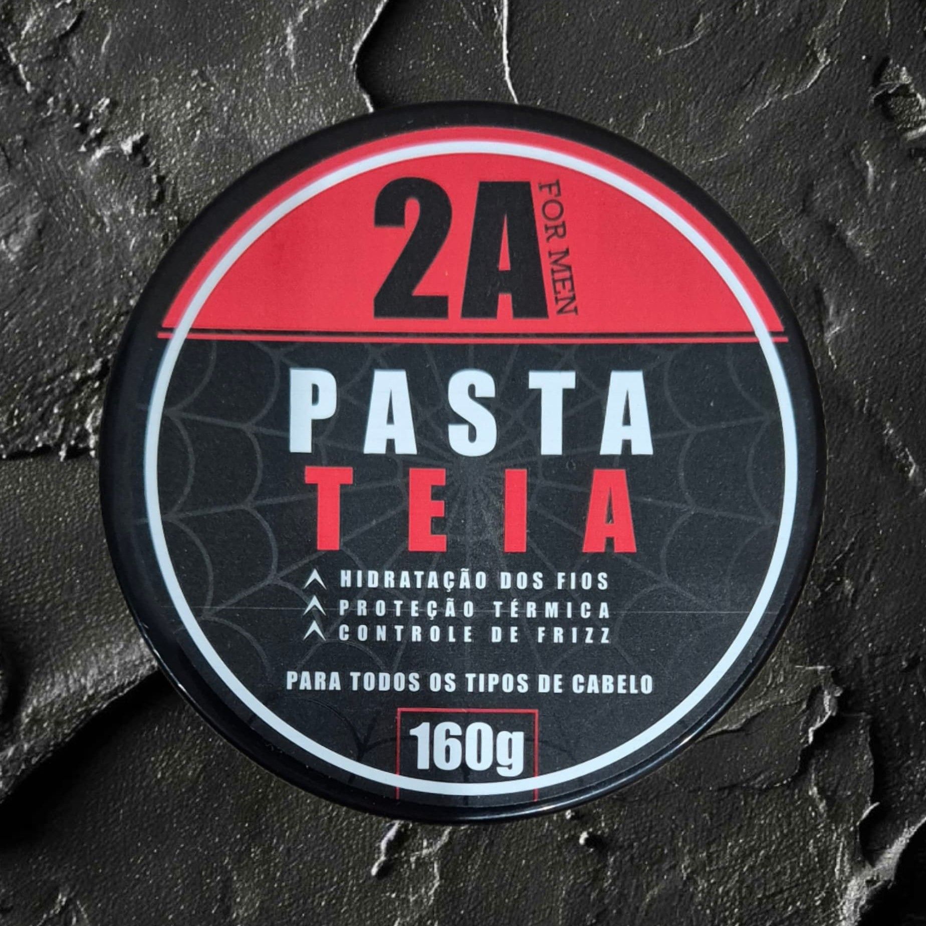 Un envase redondo y negro con texto en rojo y blanco. Dice "2A FOR MEN", "PASTA TEIA".