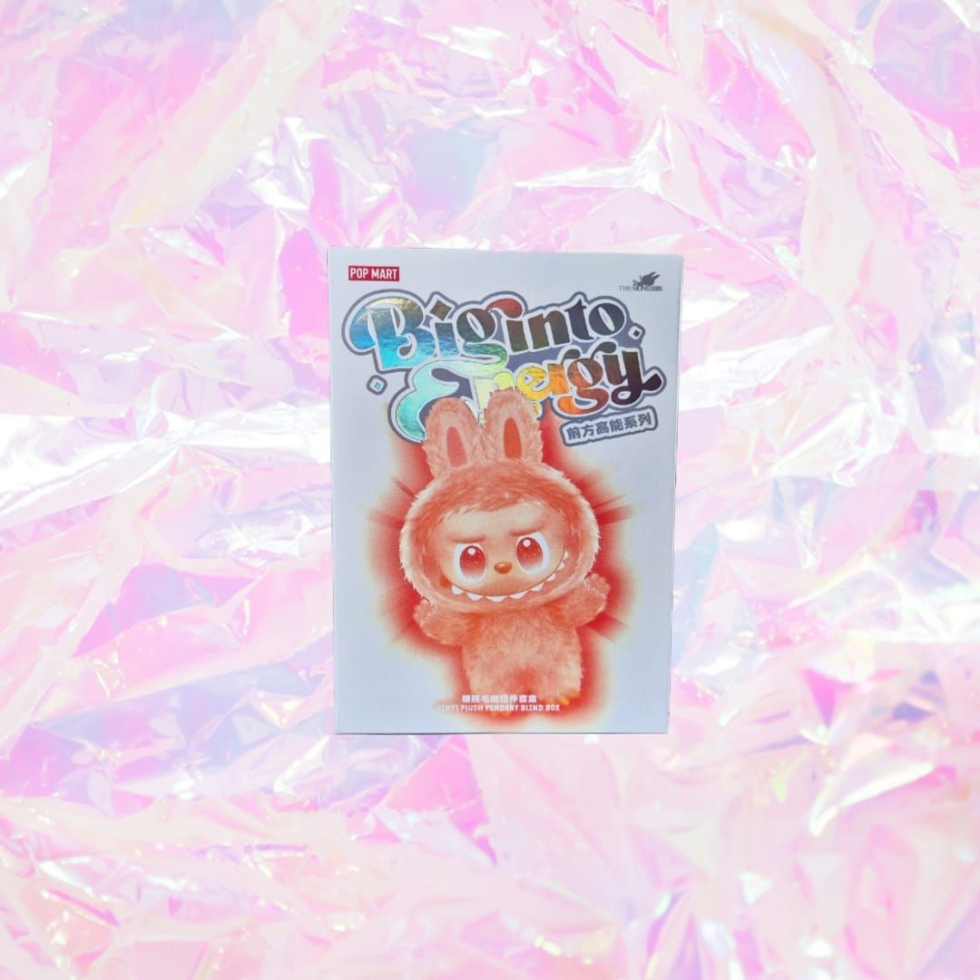 Figura de dibujos animados de un conejo naranja, en caja, sobre un fondo holográfico iridiscente.