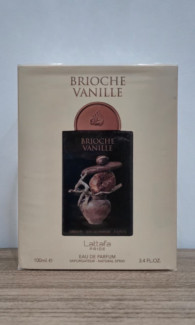 Caja de perfume “Brioche Vanille”, centrada en una corona de flores y algodón sobre un fondo blanco.
