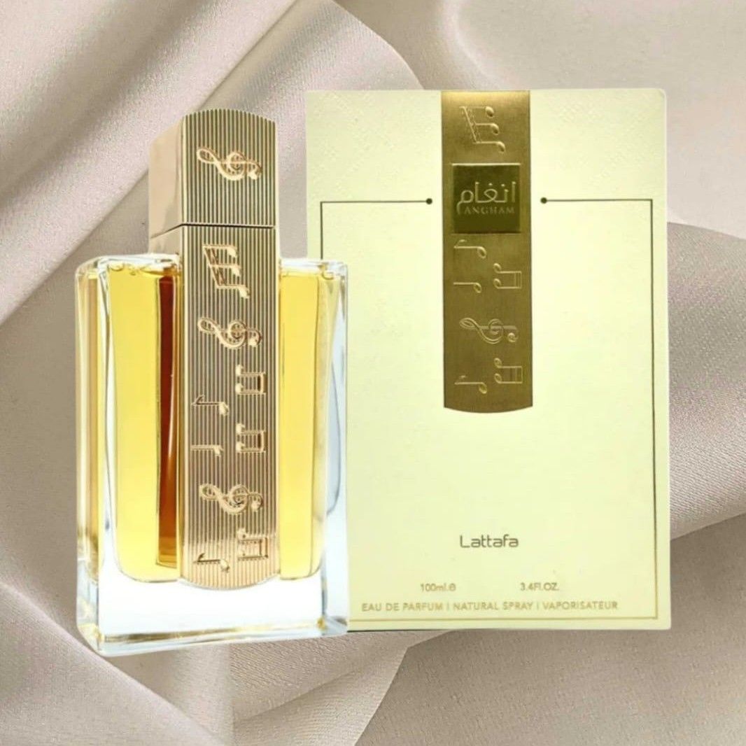Un frasco de perfume y su caja, con una combinación de colores dorado y ámbar.