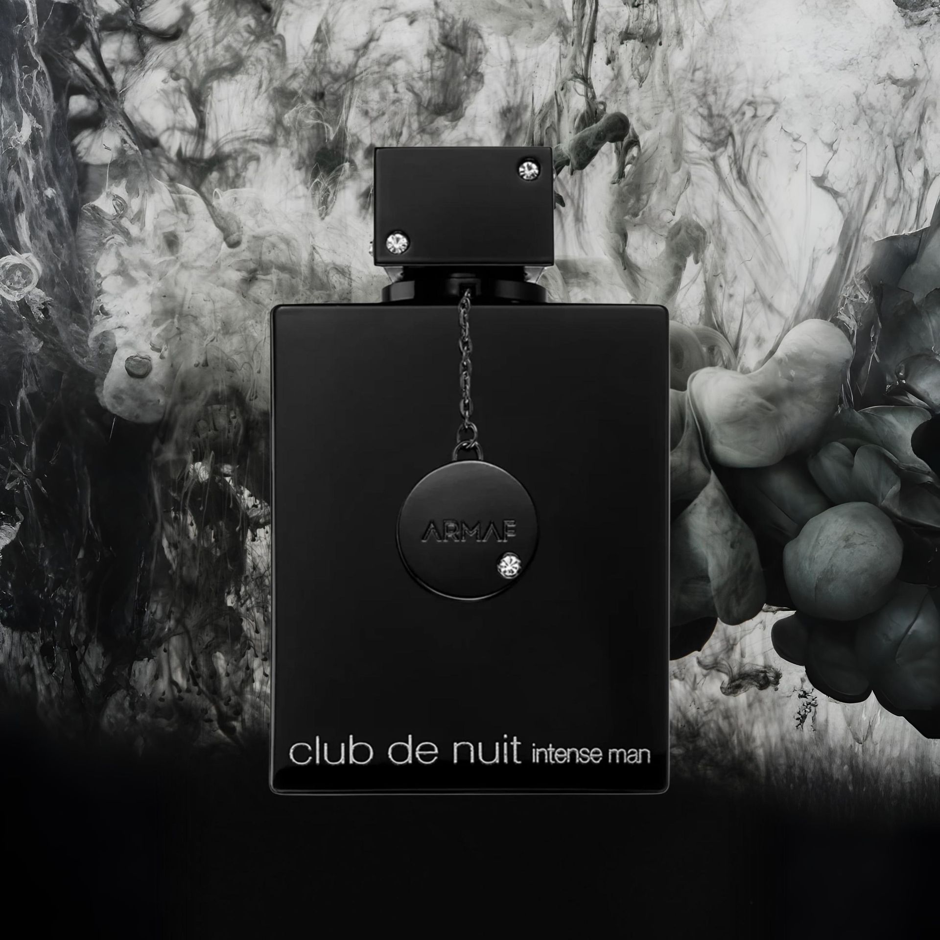 Frasco de perfume negro, "Club de Nuit Intense Man", sobre un fondo blanco y negro con remolinos.
