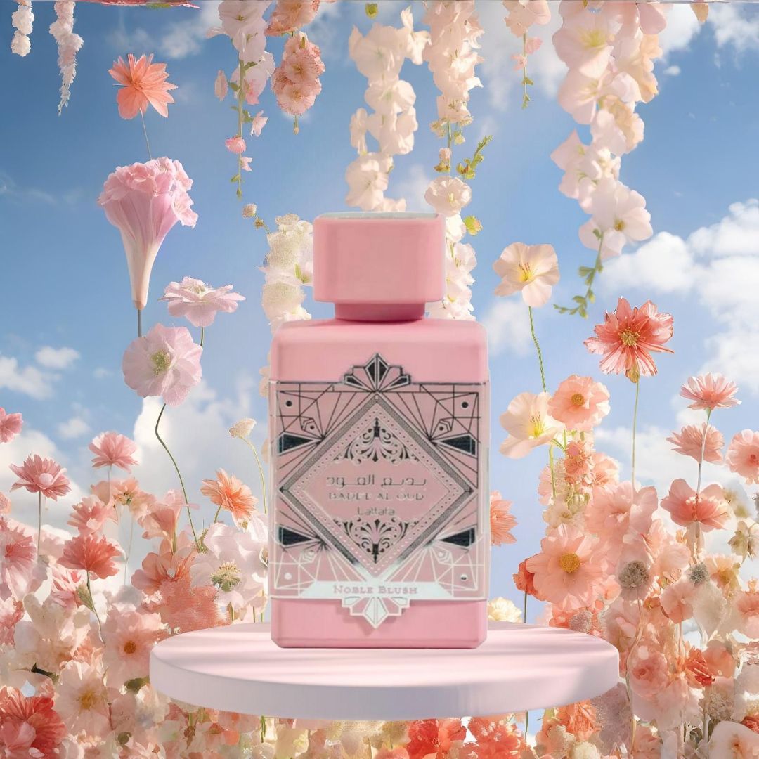 Frasco de perfume rosa sobre un pedestal redondo rodeado de flores.